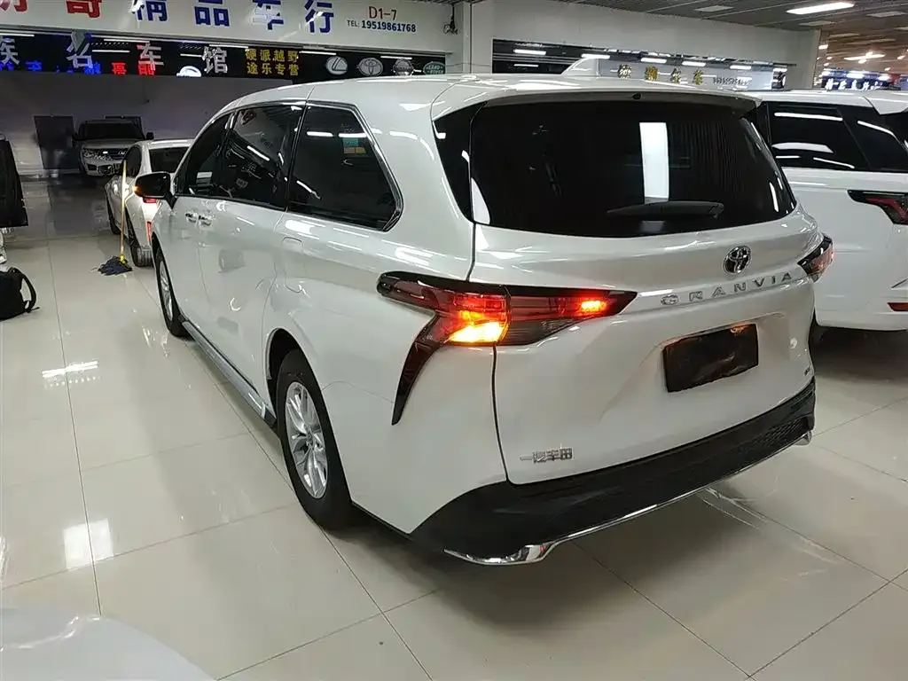 Toyota Granvia — фото 8