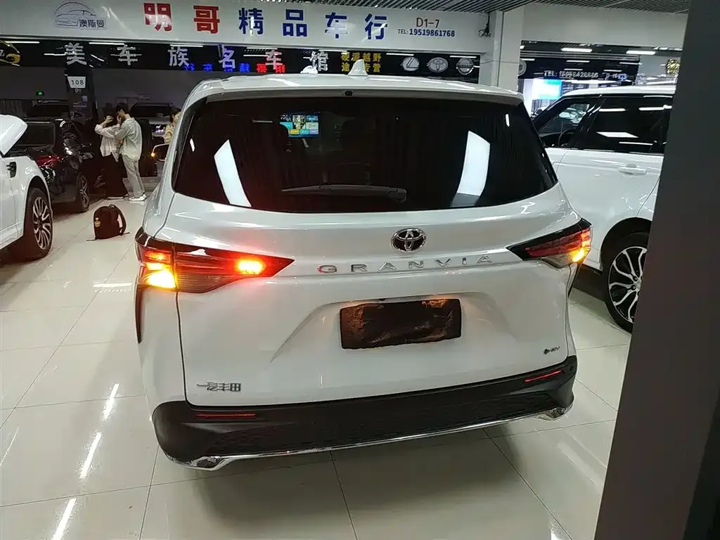 Toyota Granvia — фото 3
