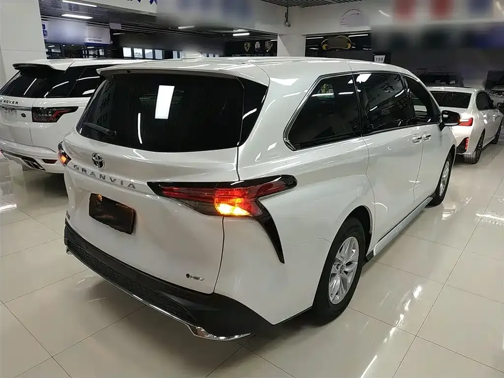 Toyota Granvia — фото 7