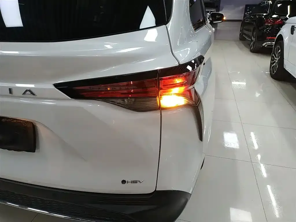 Toyota Granvia — фото 5