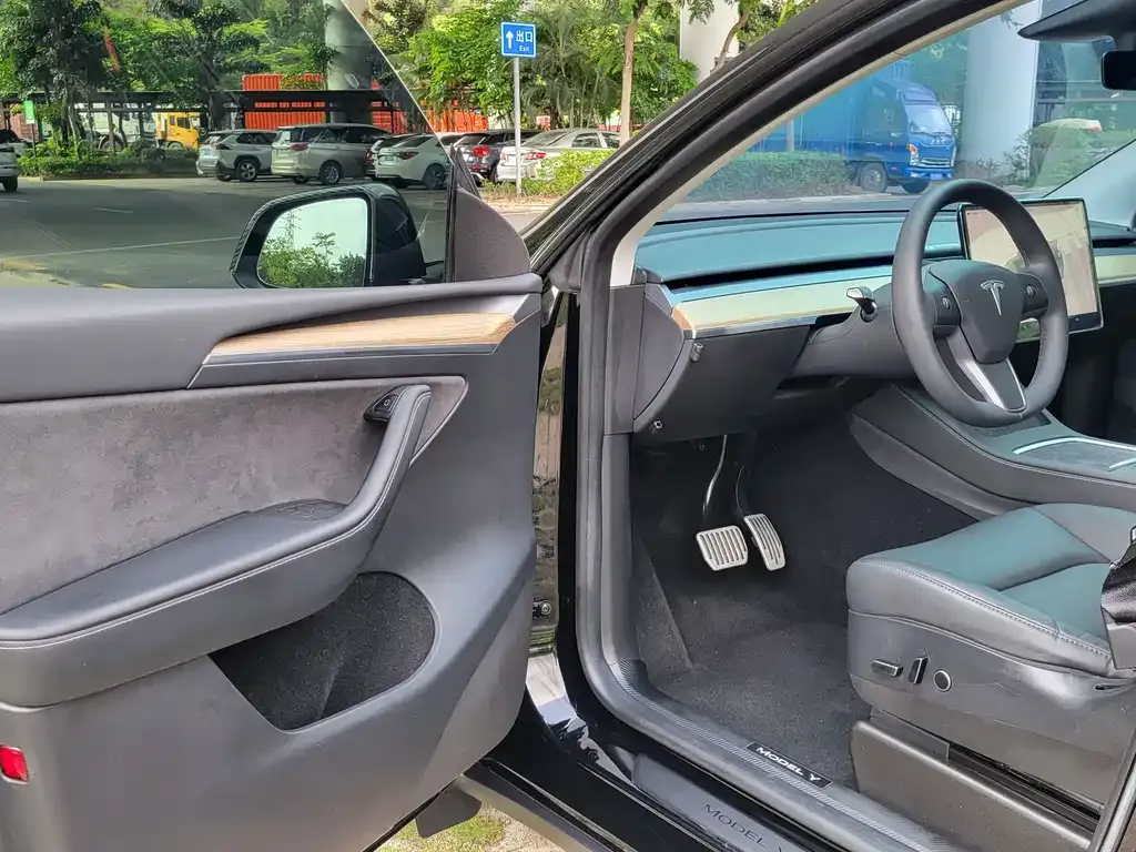 Tesla Model Y — фото 6