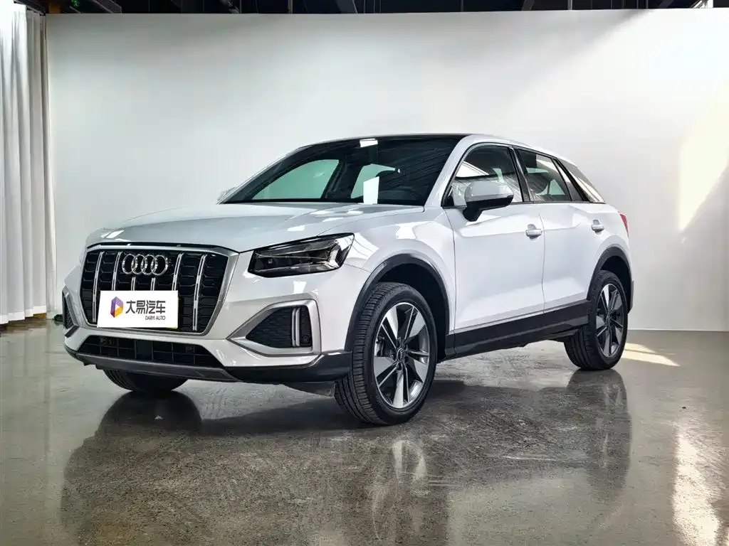 Audi Q2L — фото 1
