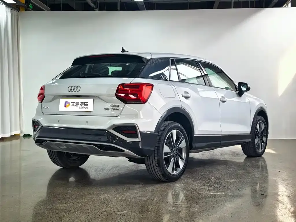 Audi Q2L — фото 6
