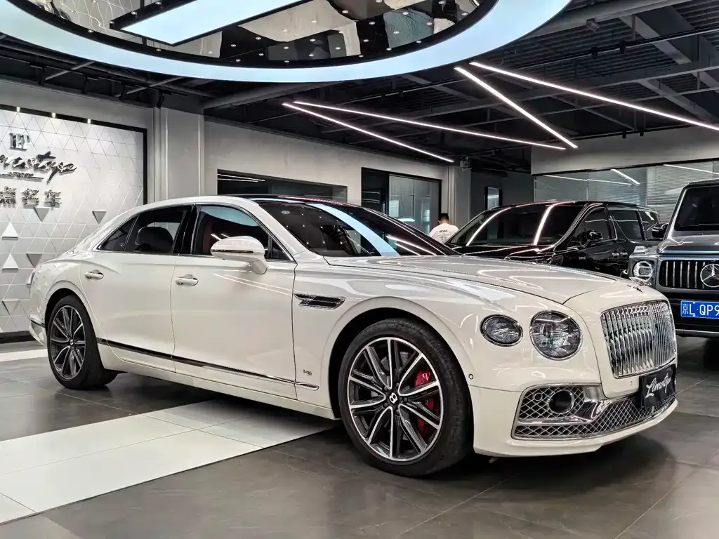 Bentley Flying Spur — фото 1