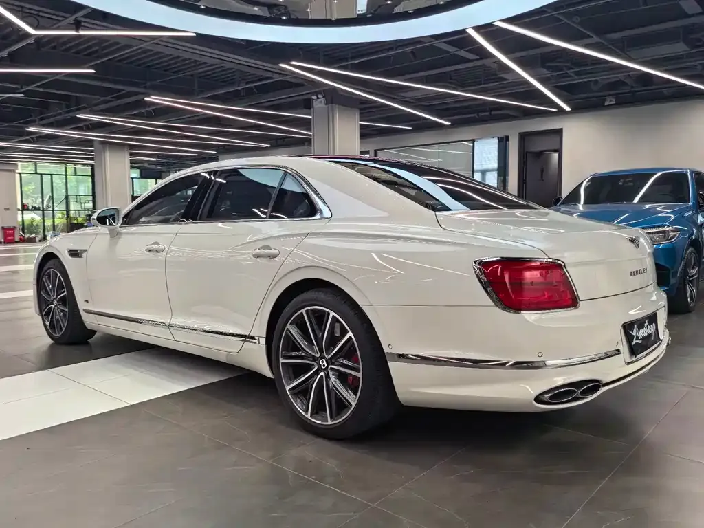 Bentley Flying Spur — фото 10