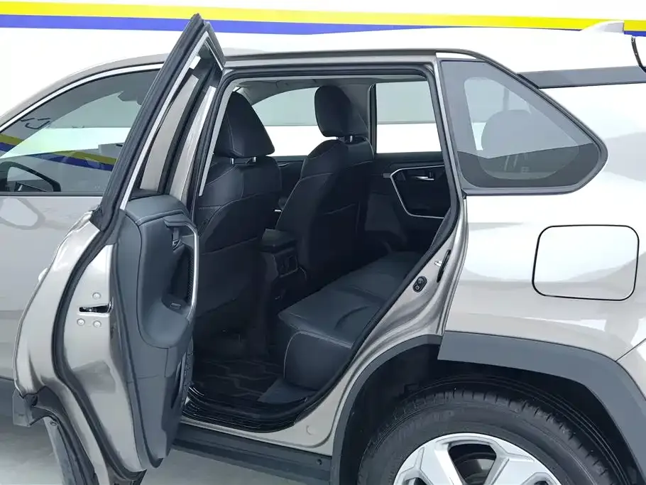Toyota RAV4 — фото 8