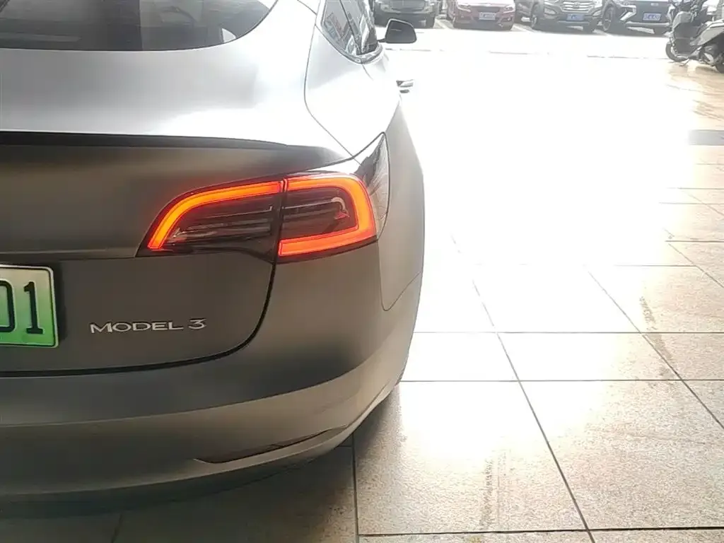Tesla Model 3 — фото 10