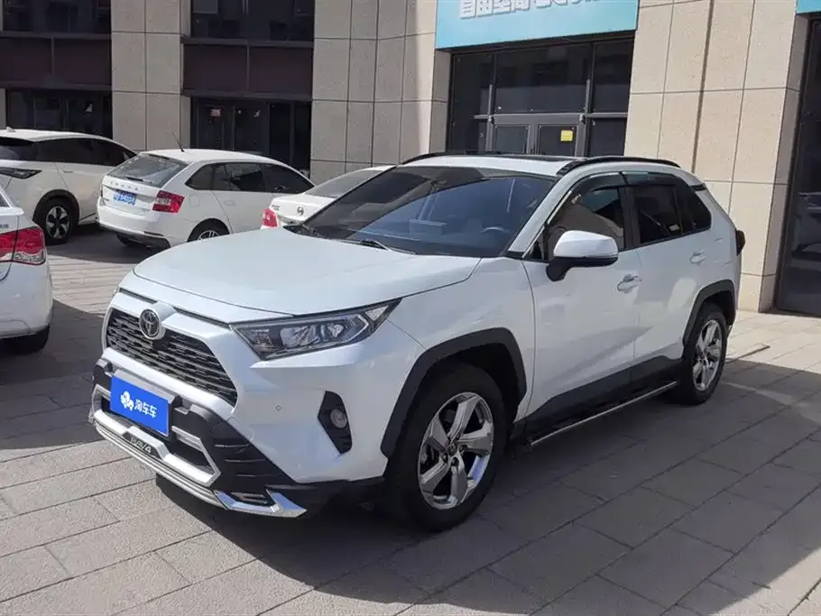 Toyota RAV4 — фото 1