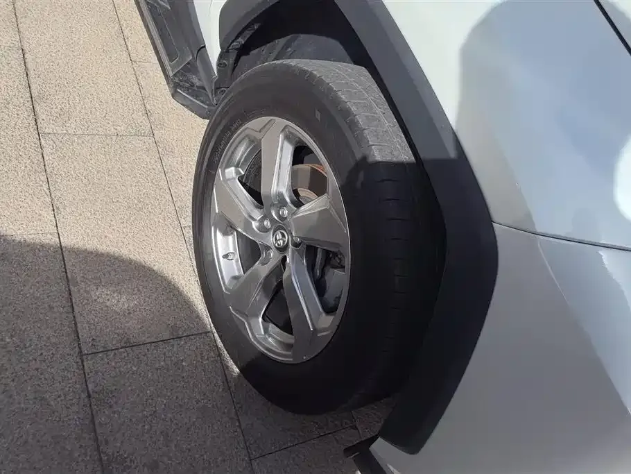 Toyota RAV4 — фото 10