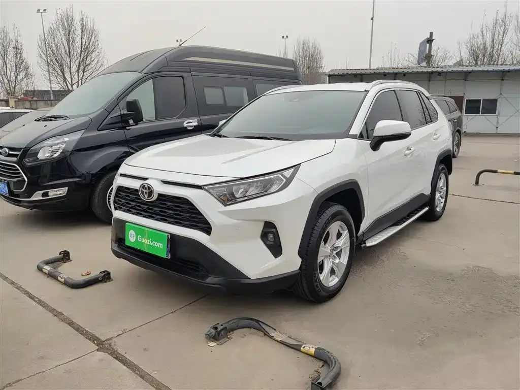 Toyota RAV4 — фото 1