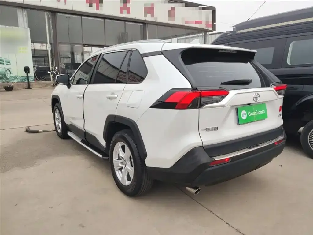 Toyota RAV4 — фото 10