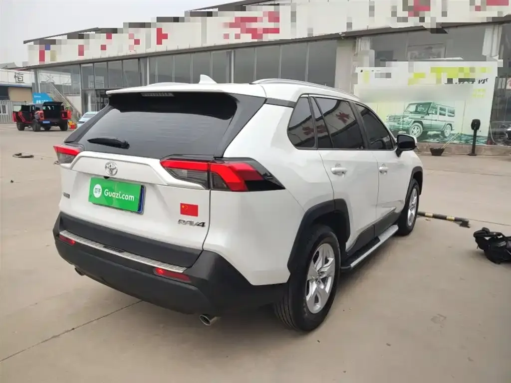 Toyota RAV4 — фото 9