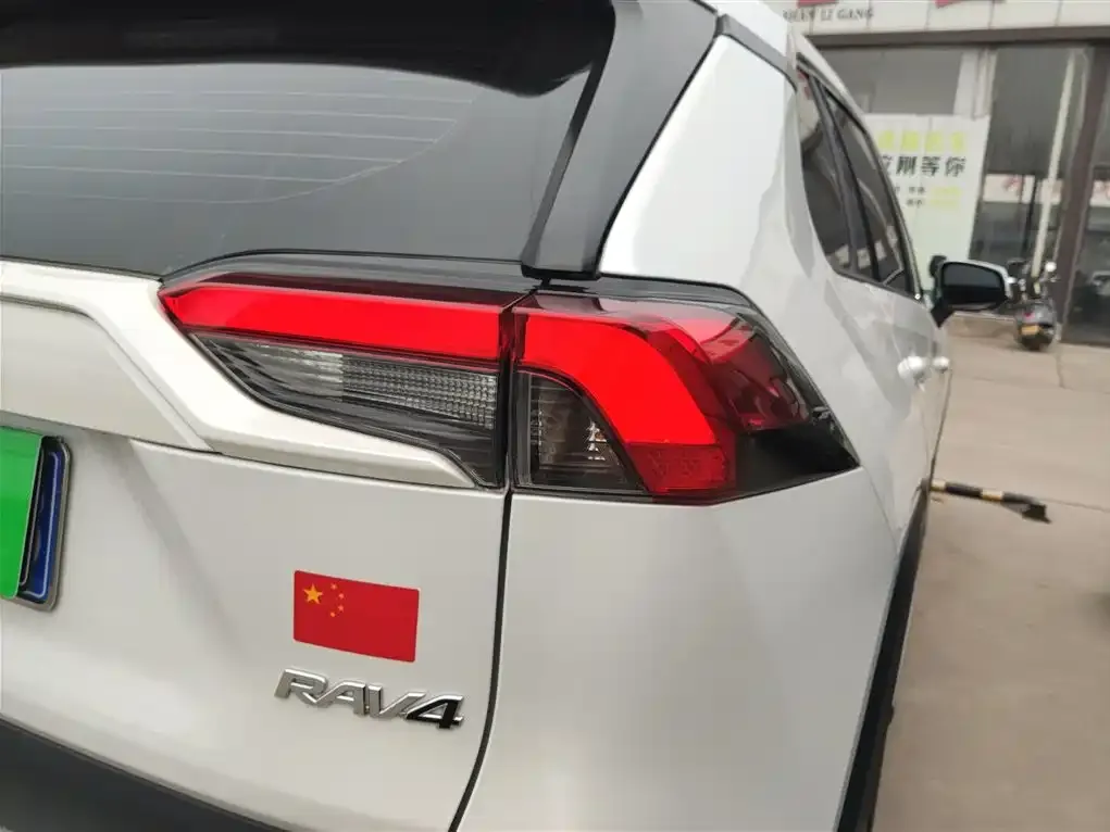 Toyota RAV4 — фото 2