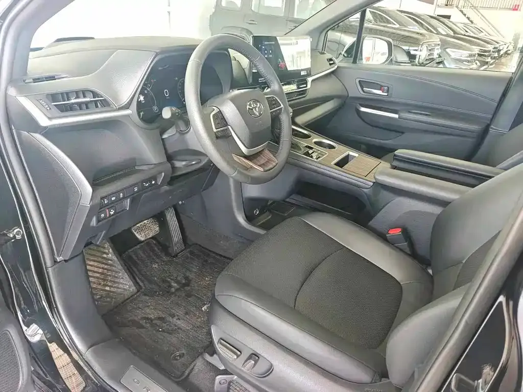 Toyota Granvia — фото 8