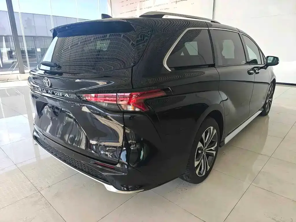Toyota Granvia — фото 7