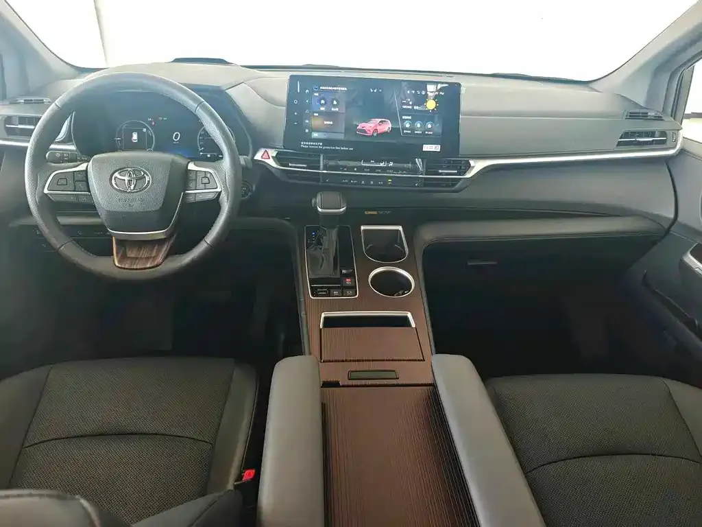 Toyota Granvia — фото 5