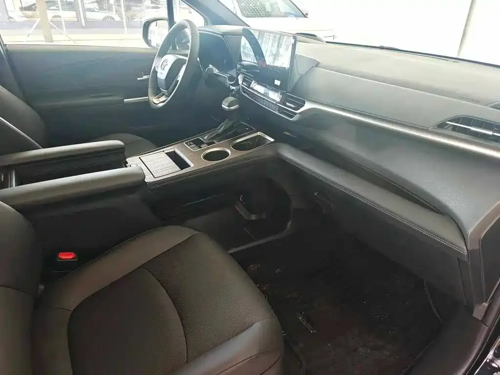 Toyota Granvia — фото 2