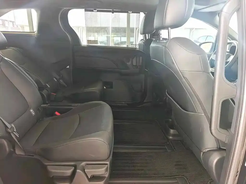 Toyota Granvia — фото 3