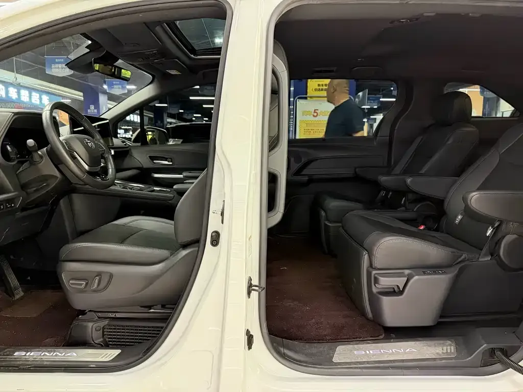 Toyota Sienna 2023 из CN, фото 4