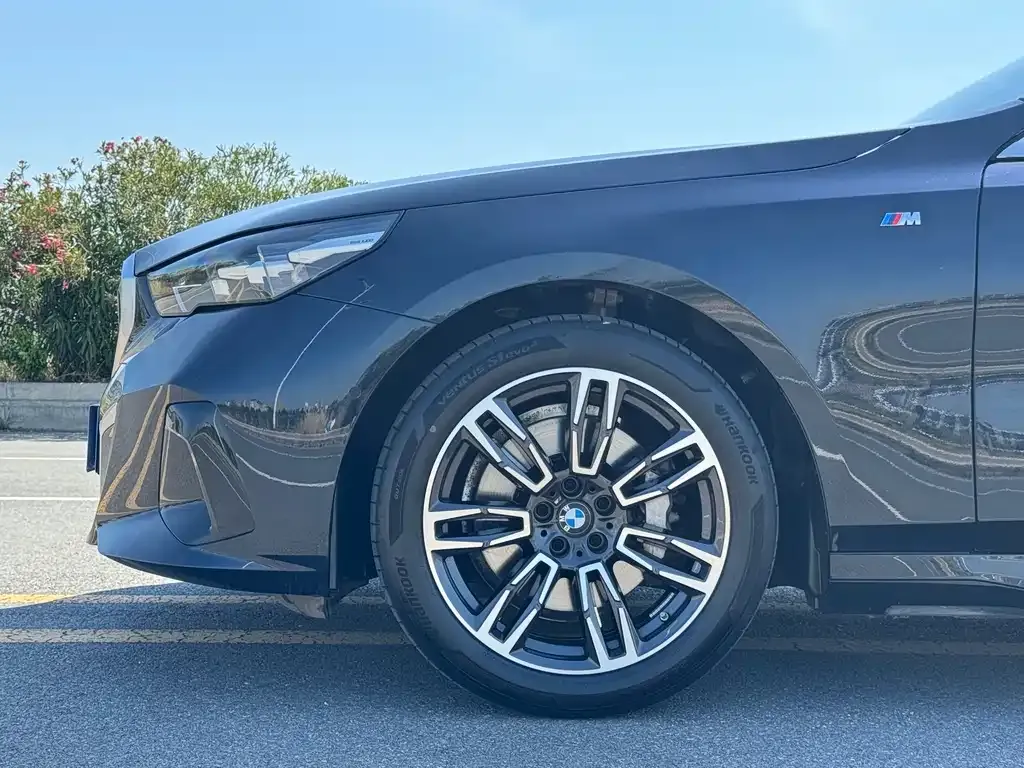 BMW 5 Series — фото 9