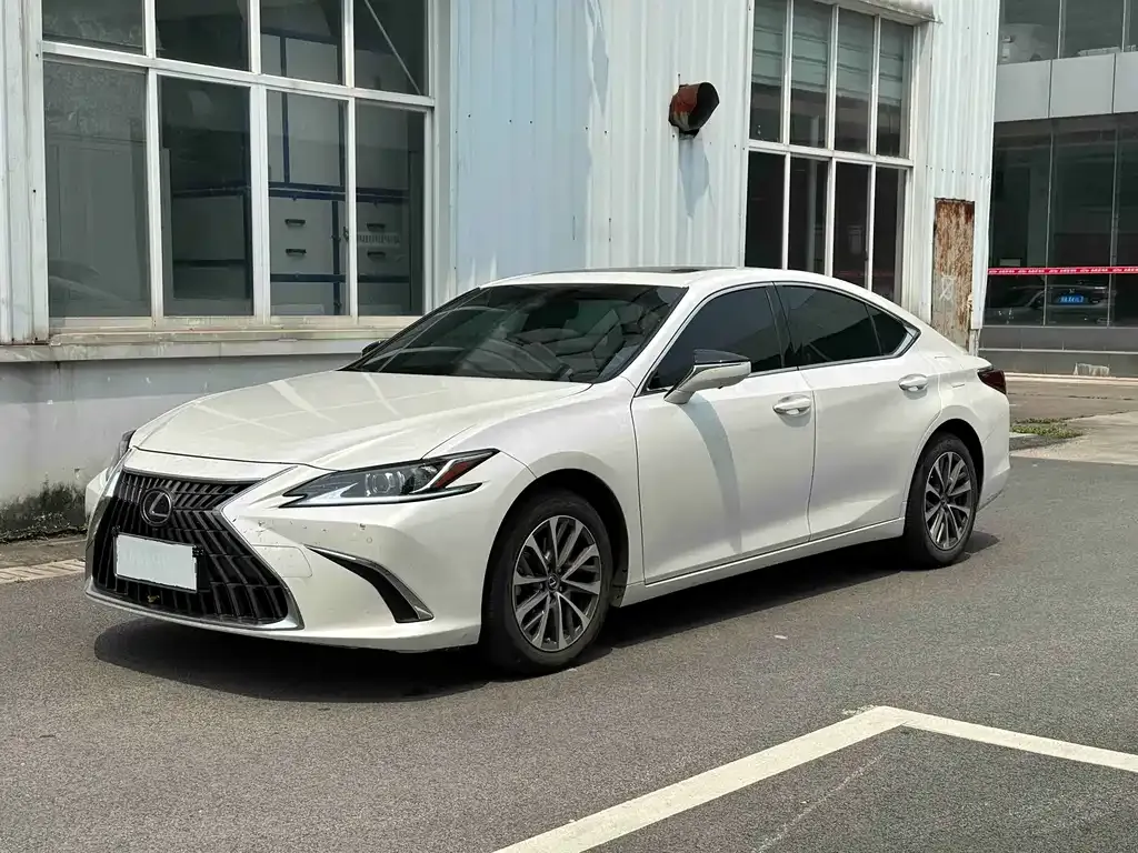 Lexus ES — фото 1