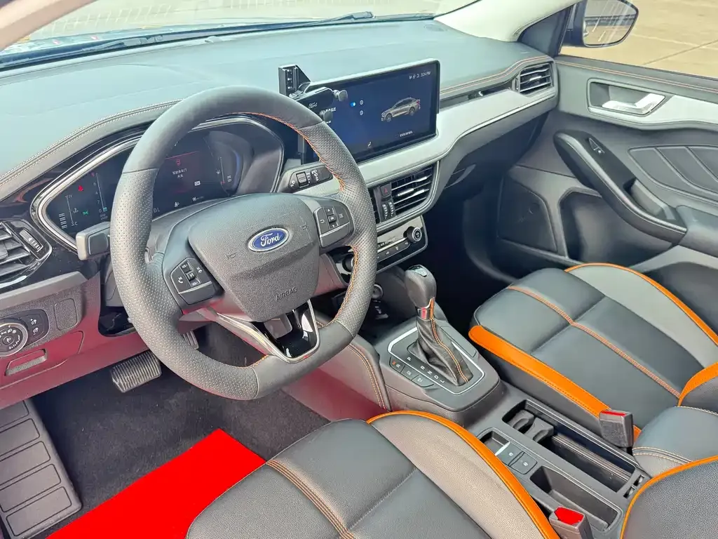Ford Focus 2023 из CN, фото 8