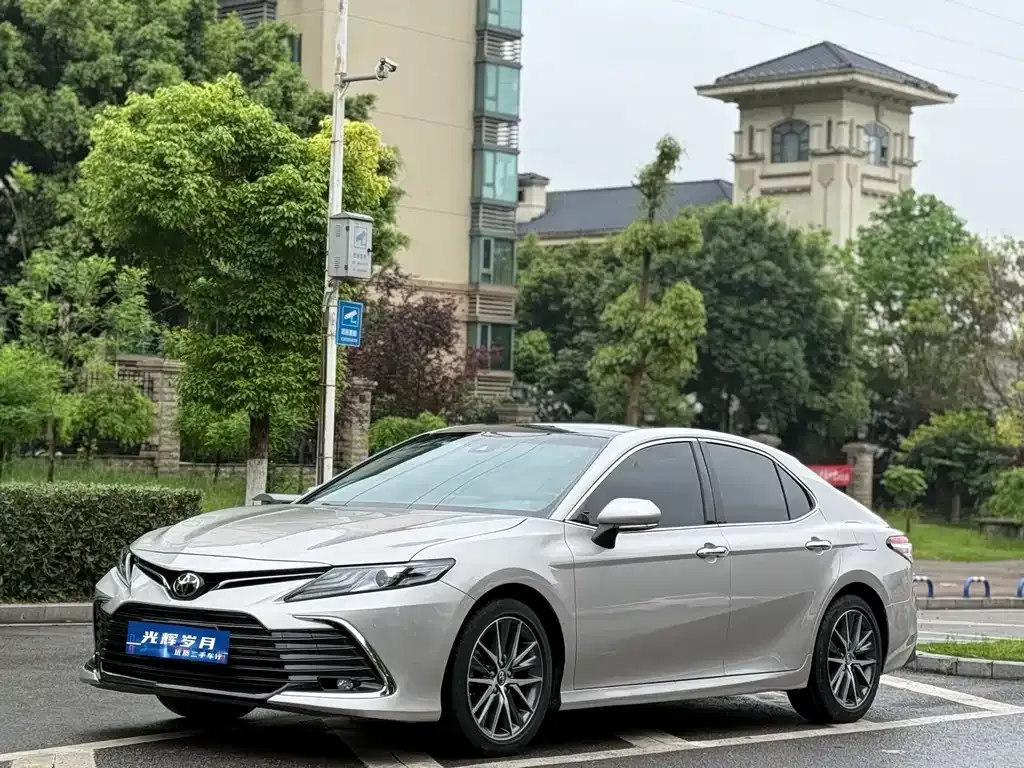 Toyota Camry — фото 1