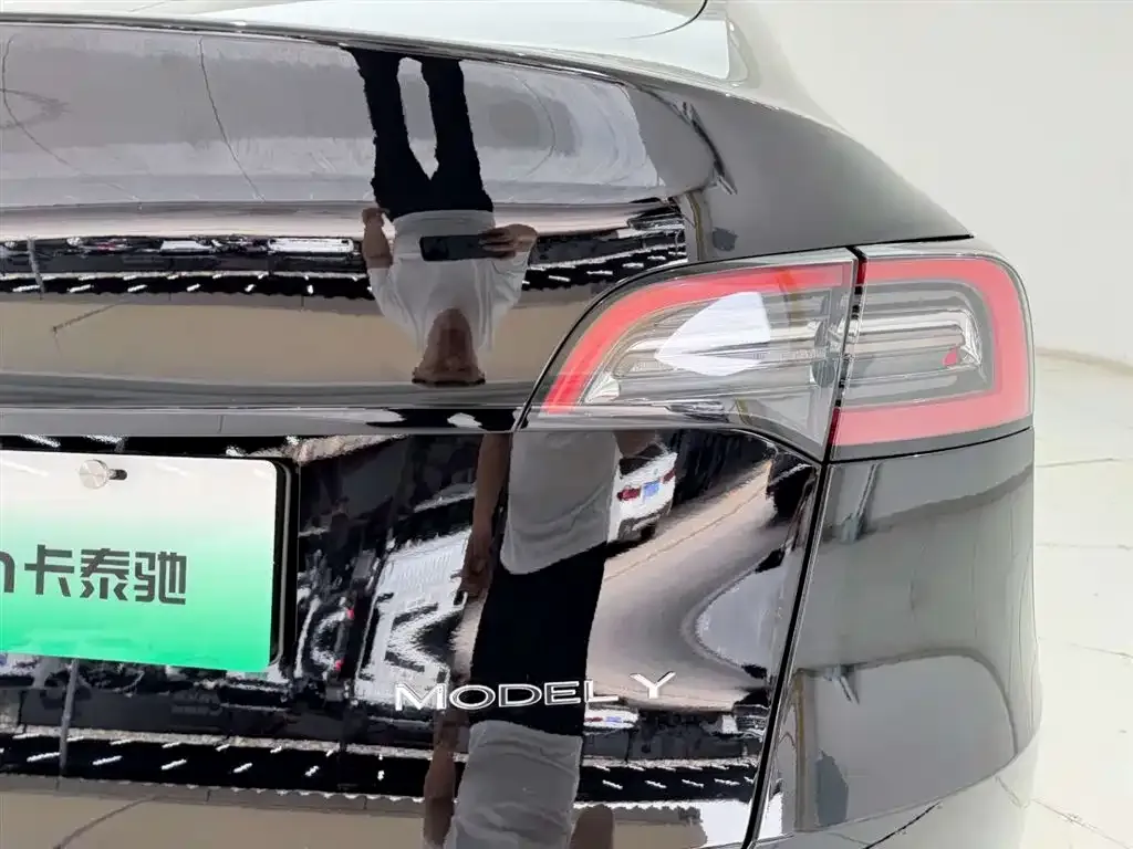 Tesla Model Y — фото 10