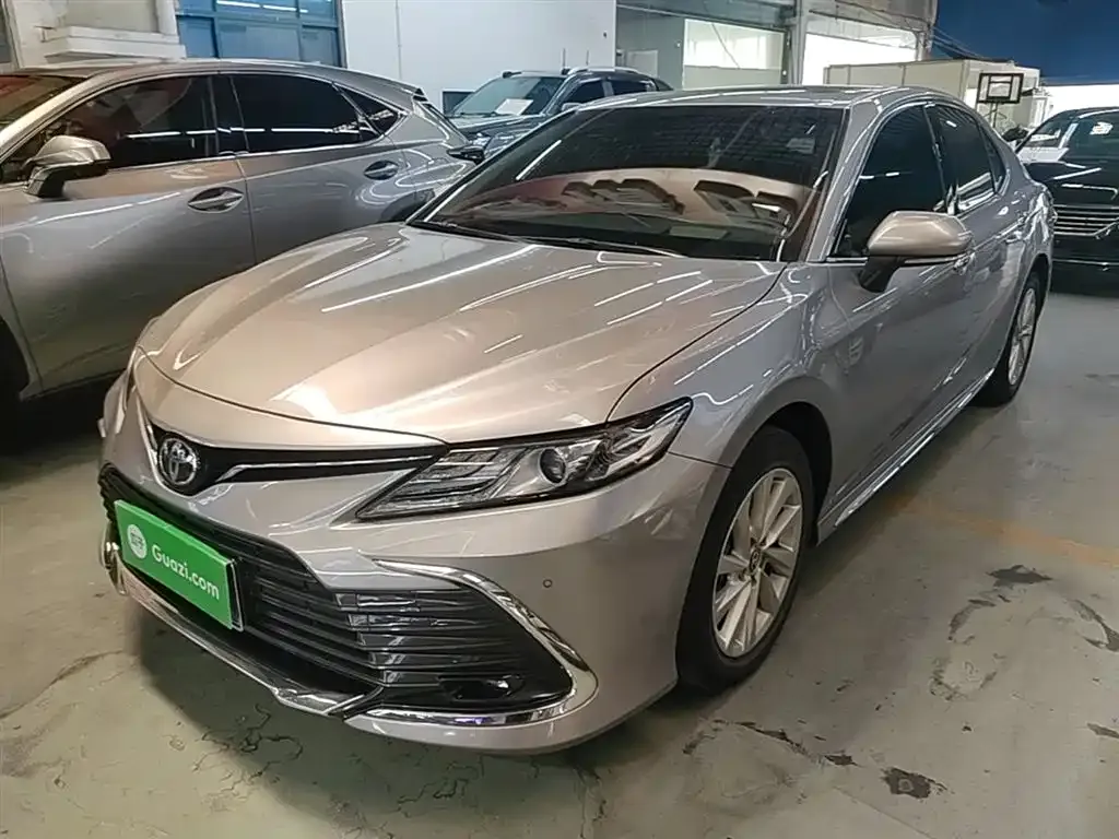 Toyota Camry — фото 1