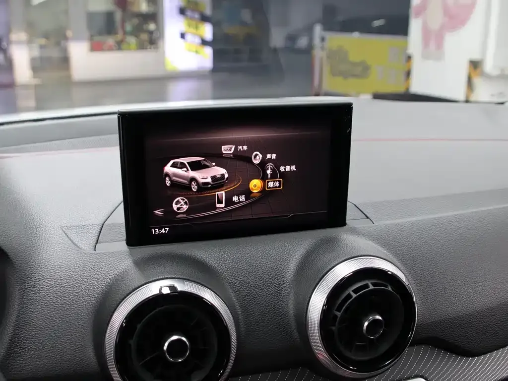 Audi Q2L 2023 из CN, фото 8
