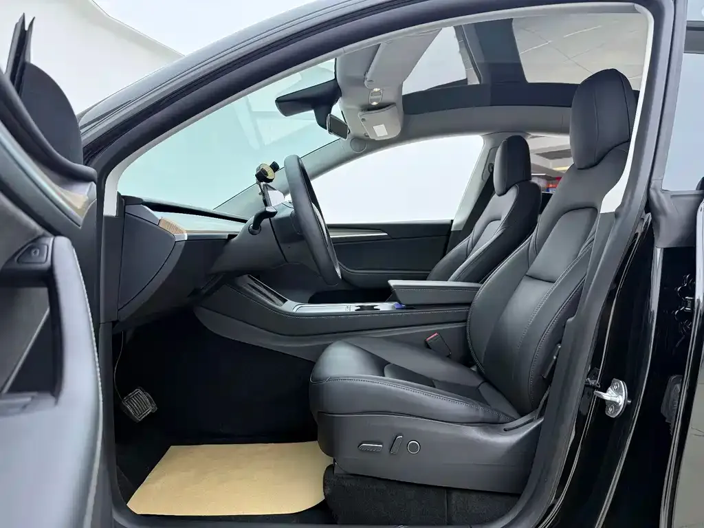 Tesla Model Y — фото 10
