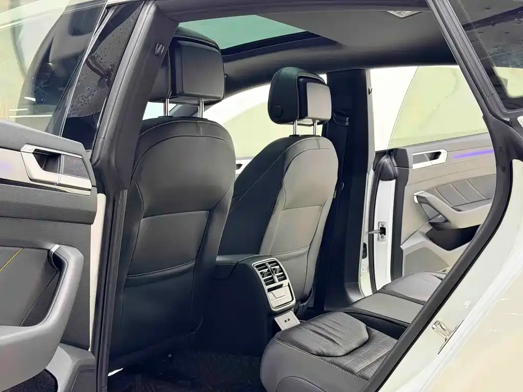 Volkswagen CC 2024 из CN, фото 9