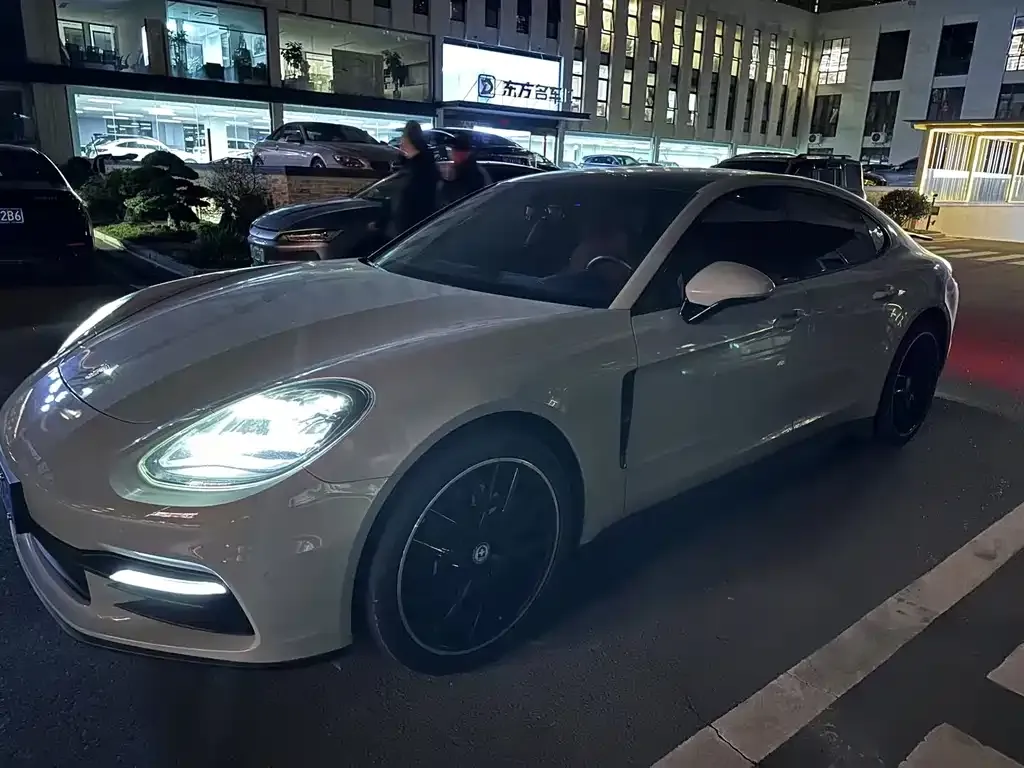Porsche Panamera — фото 1