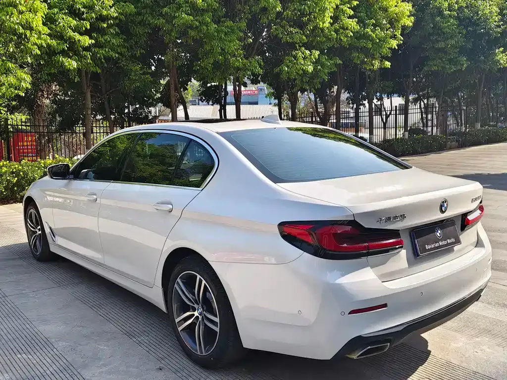 BMW 5 Series — фото 9