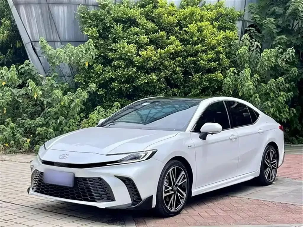 Toyota Camry — фото 1