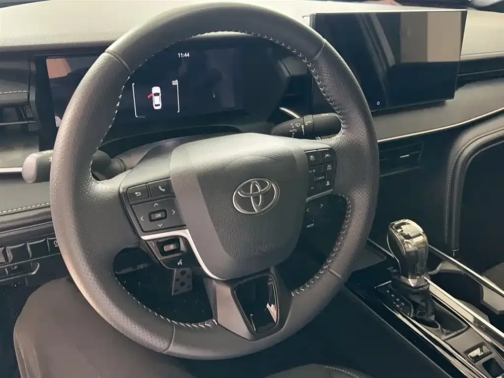 Toyota Camry — фото 6