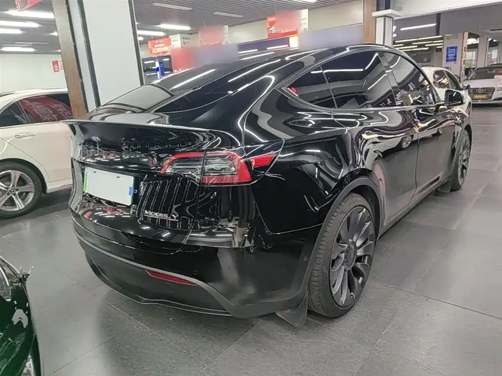 Tesla Model Y — фото 6