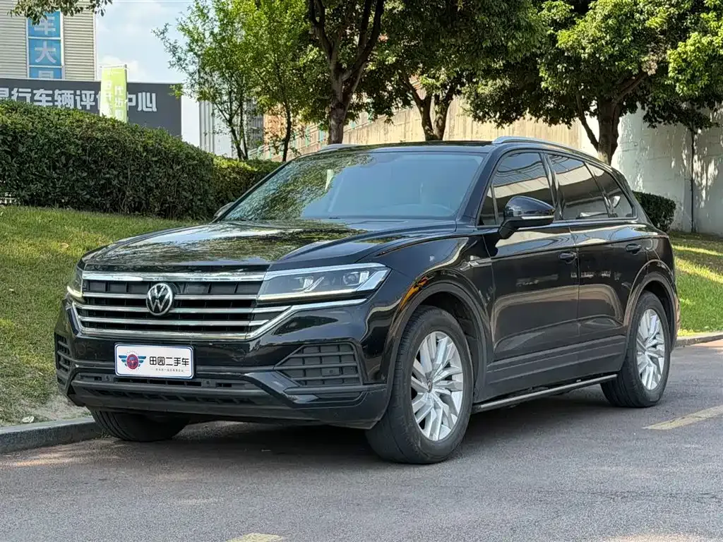 Volkswagen Touareg — фото 1