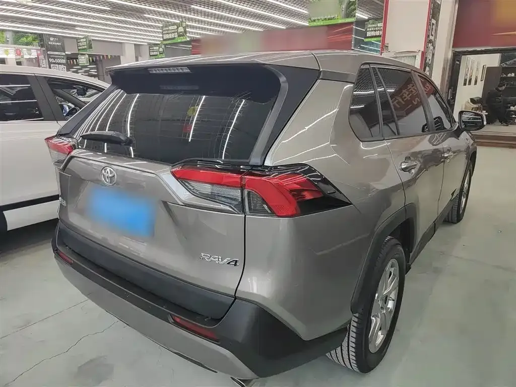 Toyota RAV4 — фото 10