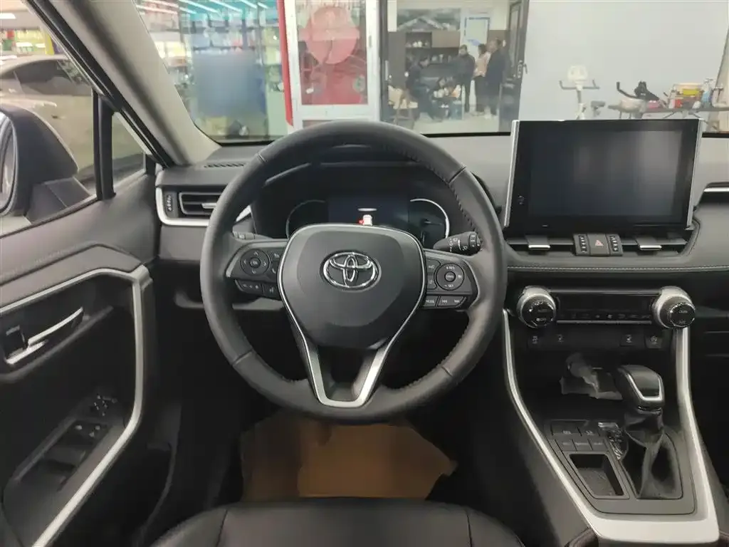 Toyota RAV4 — фото 7