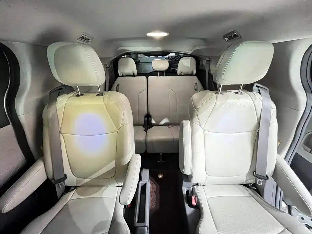 Toyota Sienna 2024 из CN, фото 2