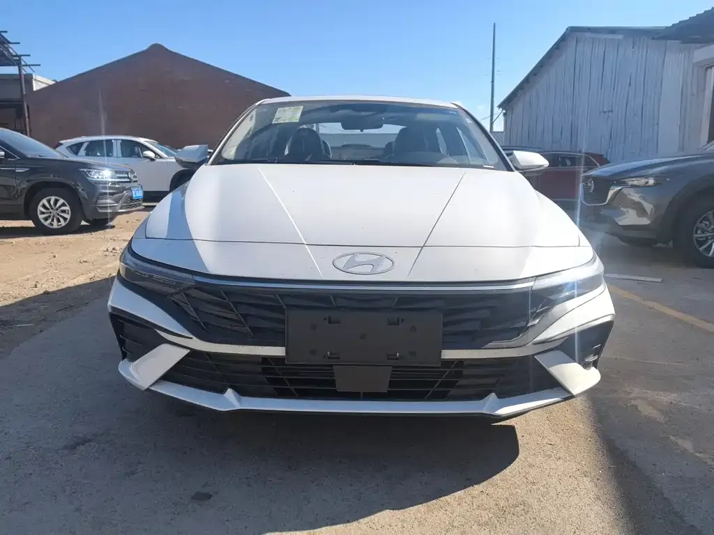 Hyundai Elantra — фото 1