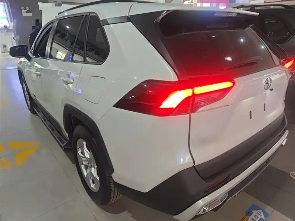 Toyota RAV4 — фото 10