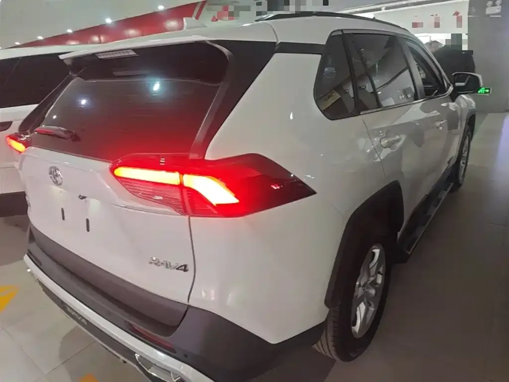 Toyota RAV4 — фото 8