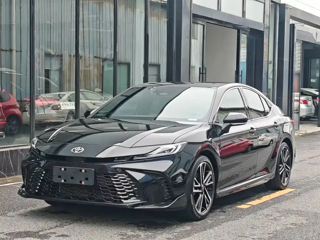 Toyota Camry — фото 1
