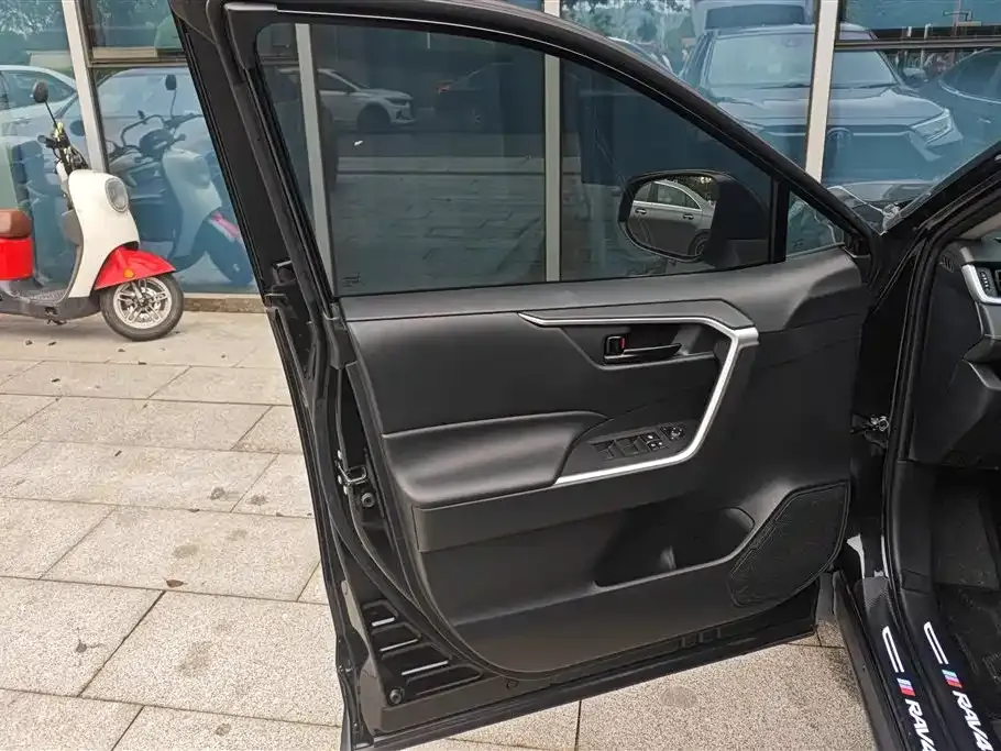 Toyota RAV4 2023 из CN, фото 8