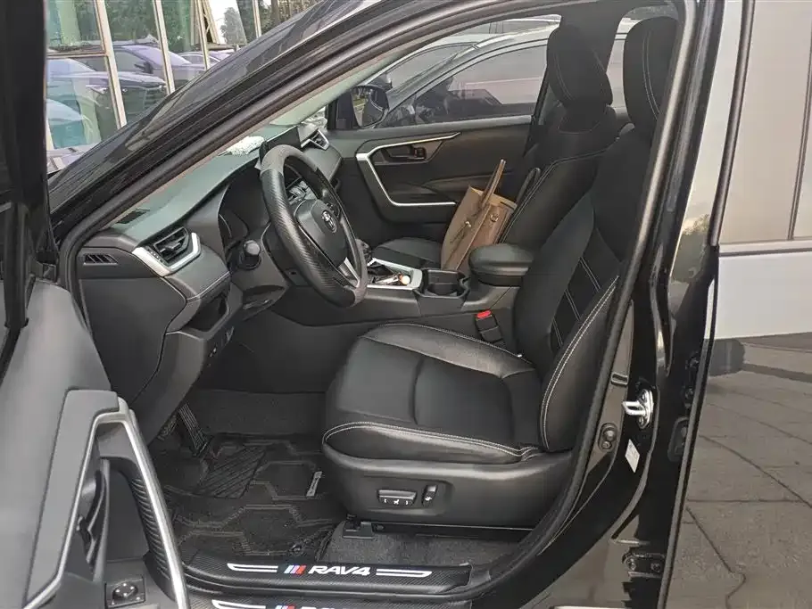 Toyota RAV4 2023 из CN, фото 4