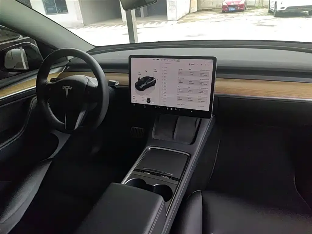Tesla Model Y — фото 5