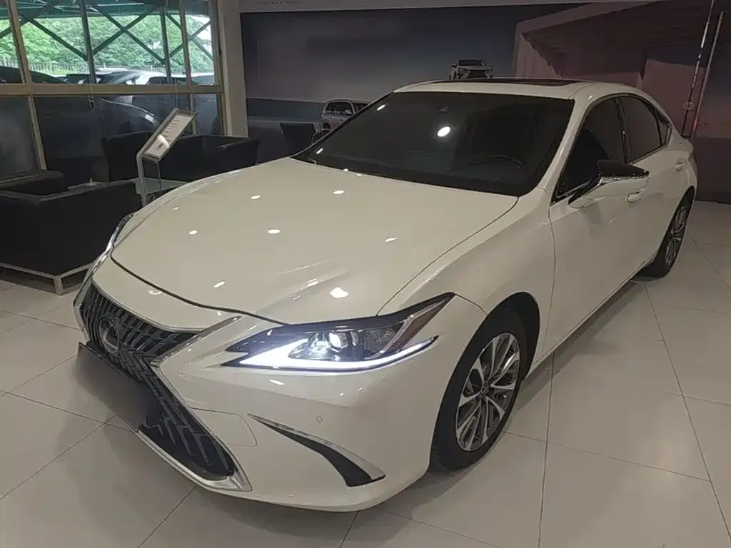 Lexus ES — фото 1