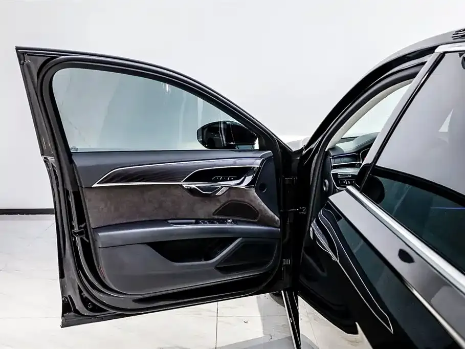 Audi A8 — фото 9